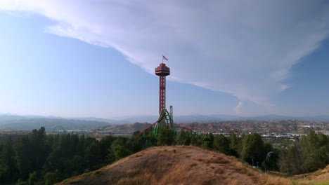 Vista-Aérea-Alrededor-De-La-Torre-Del-Cielo-En-El-Six-Flags-Magic-Mountain-Park-En-California,-EE.UU.