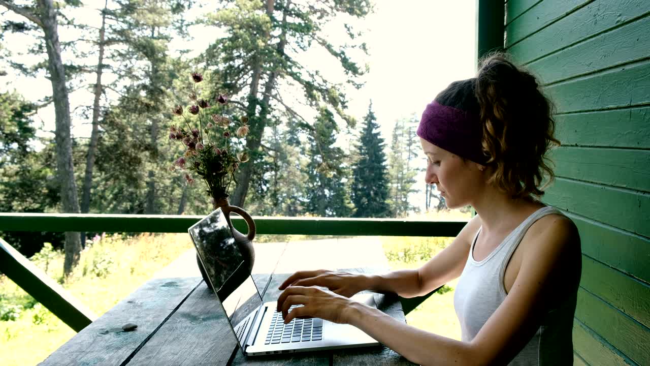 mulher de negócios turista freelancer digitando em um laptop no verão ao ar livre no centro de recreação
