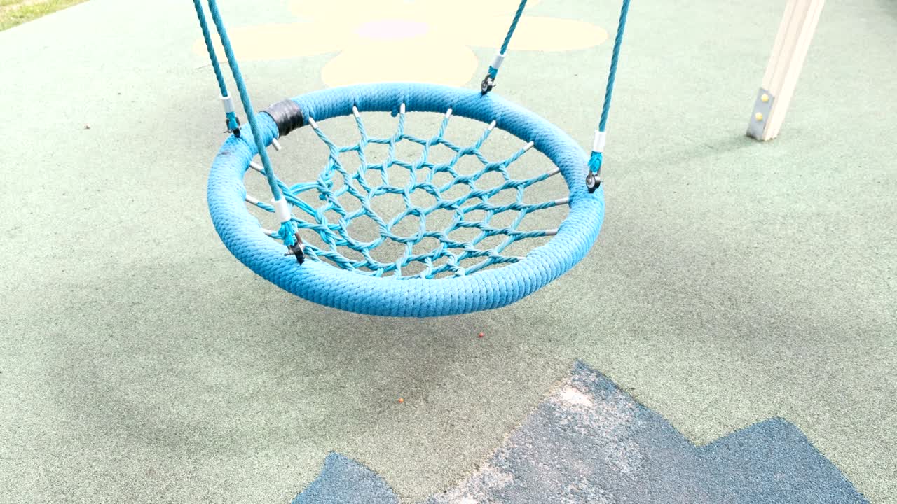 놀이터에서 파란색 빈 webbed 스.