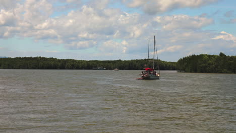 Thailand-Boote-Auf-Dem-Wasser-In-Krabi.