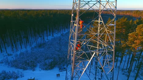 Ingenieure-Arbeiten-Am-Elektrischen-Turm.-Energietechnik.-Hohe-Arbeit