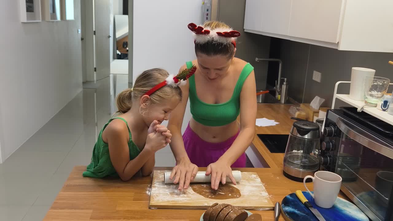 madre y hija horneando galletas de navidad