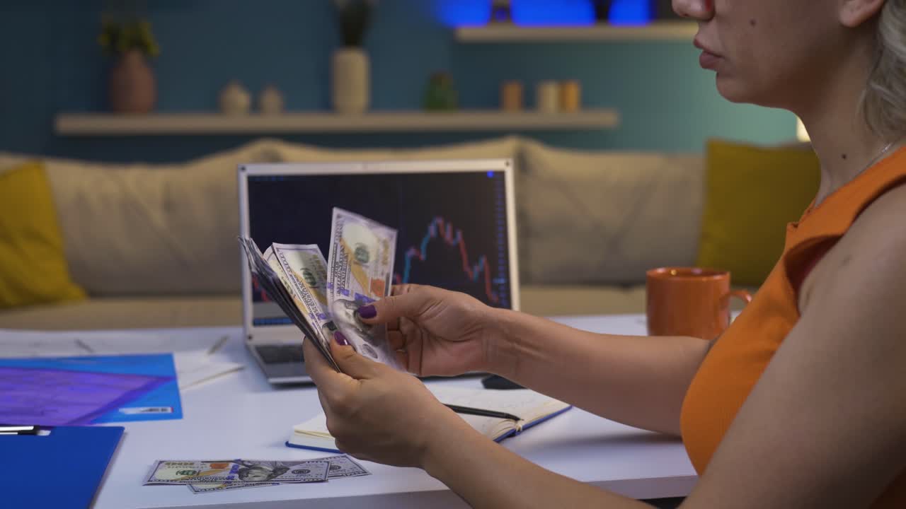 gráfico de bitcoin. el inversor del mercado de valores criptográficos está revisando.