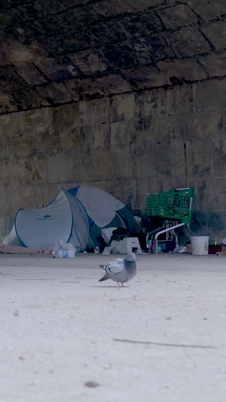 Accampamento di senzatetto sotto un ponte urbano