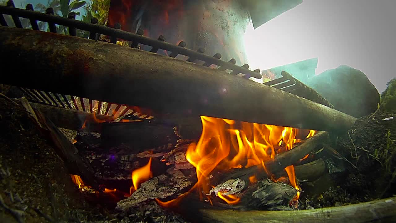 캠프장에서 주전자 아래에서 불이 타오른다