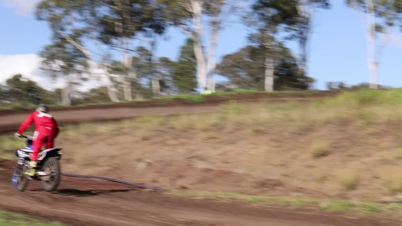 motociclista acelera a través de un curso de tierra rural