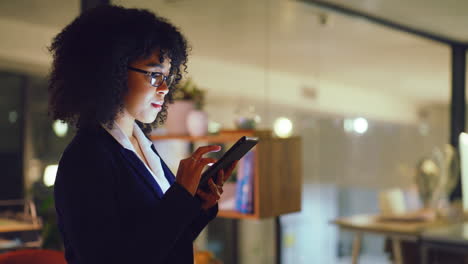 mujer de negocios joven por la noche usando un digital