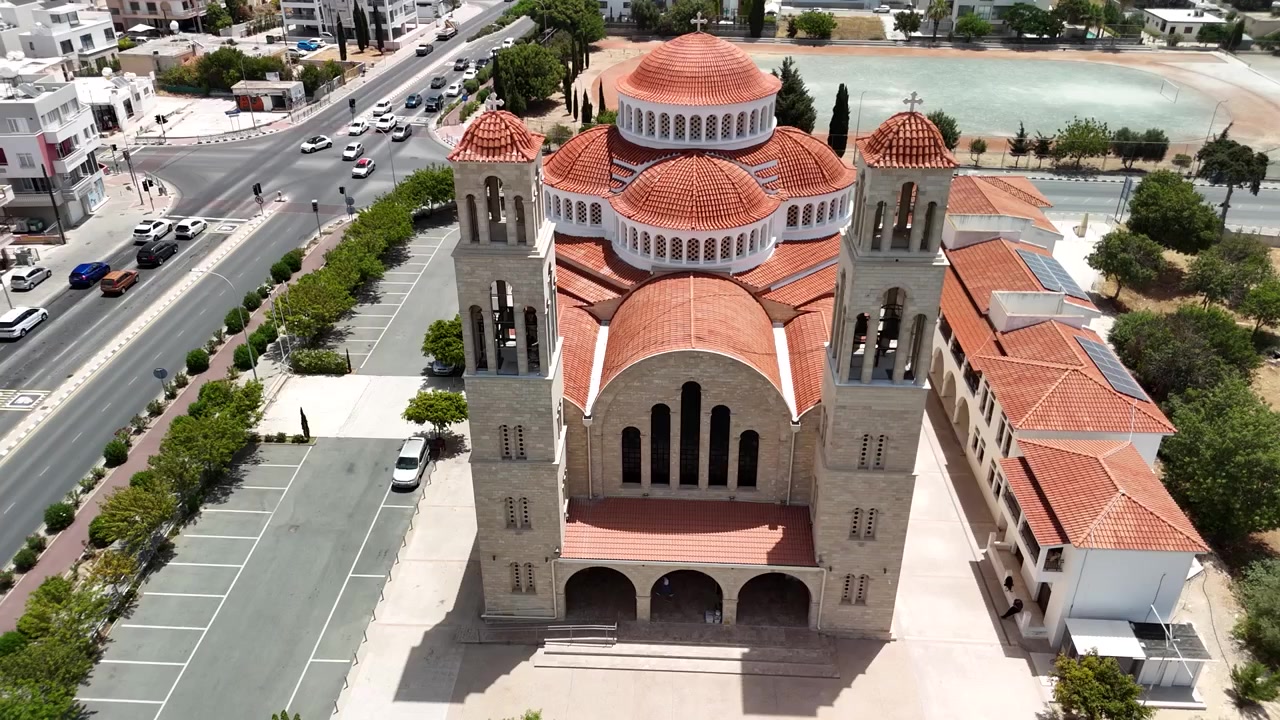 Chiesa greco-ortodossa di Agioi Anargyroi in una giornata di sole a Paphos, Cipro. - ripresa aerea in orbita