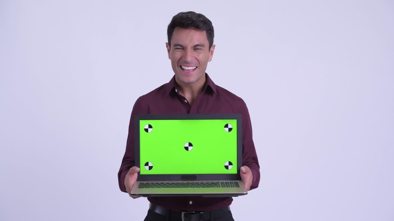 joven y guapo empresario hispano