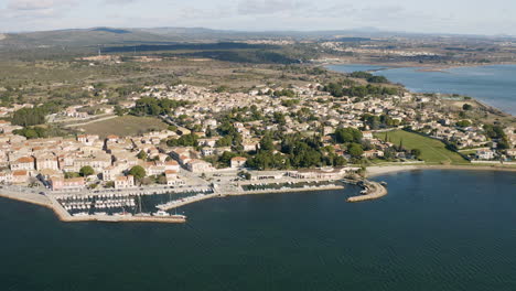 Berühmte-Austernhauptstadt-Bouzigues-Stadt-Luftdrohnenaufnahme-Fischerei--Und-Segelhafen