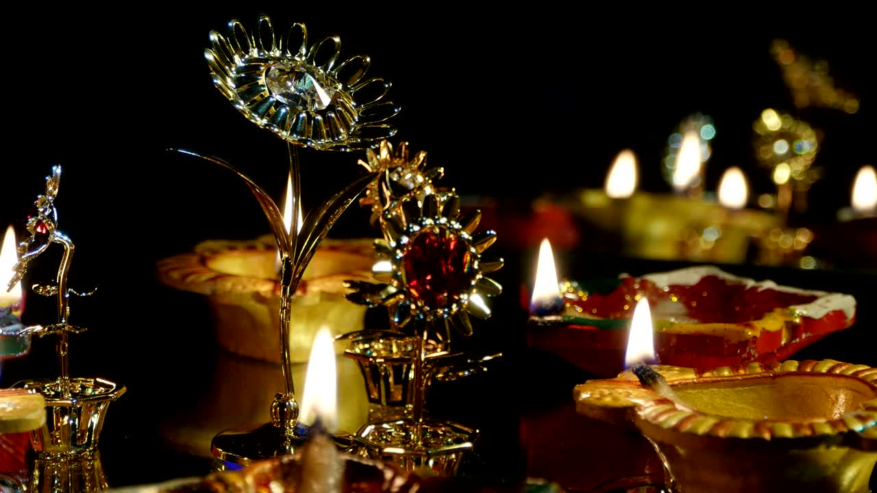 deepak se quema en la oscuridad.