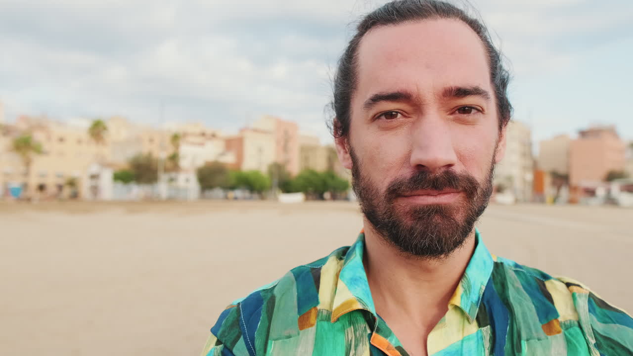 Homem barbudo na praia