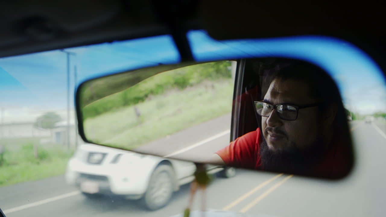 America Latina, Costa Rica, guidando in autostrada, vista dallo specchietto retrovisore di un autista turistico.