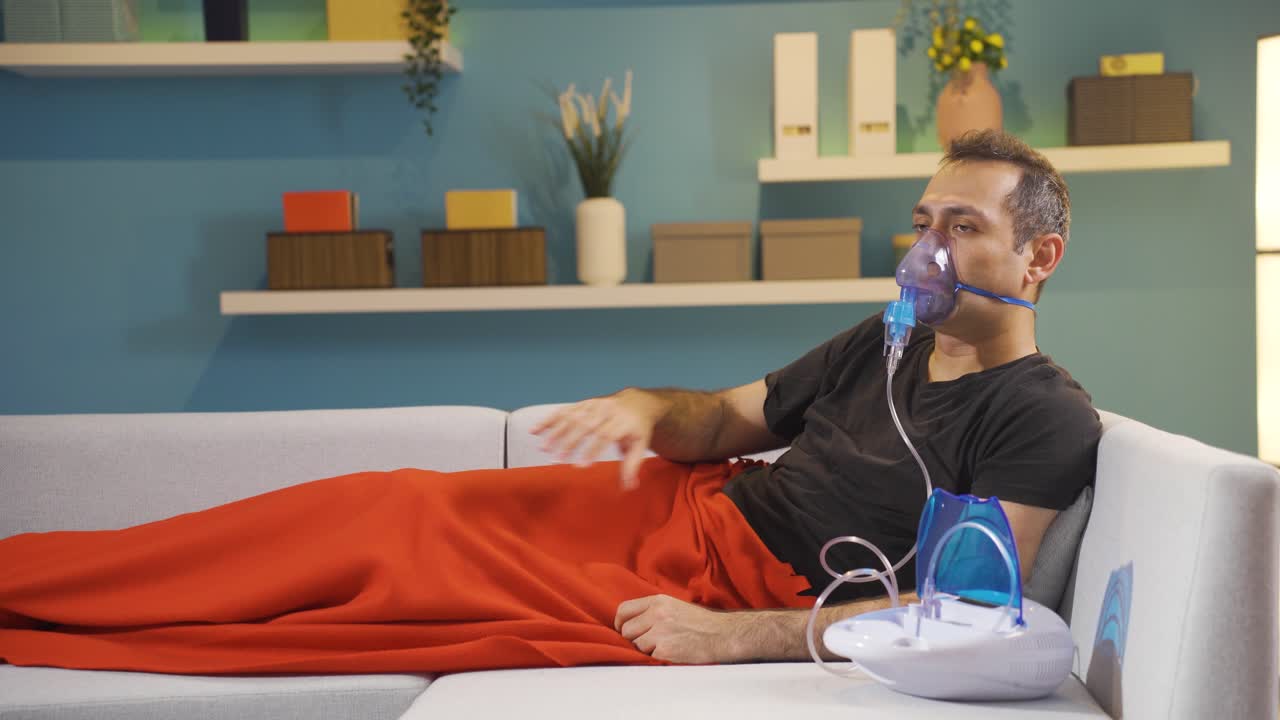 Uomo che dorme con respiratore