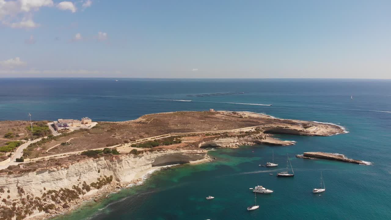 video aéreo de drones del este de malta, área de marsaxlokk, bahía de il-hofra l-kbira