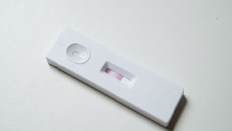 Covid-19-Antigen-Schnelltest-Kit-Verfahren-Mit-Tropfenlösungsflüssigkeit-Aus-Nasopharynxabstrich