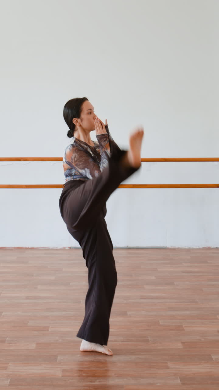mujer bailando en un estudio de baile
