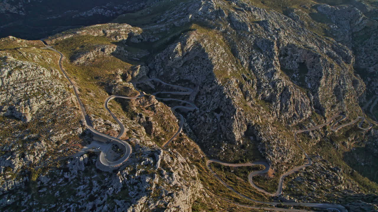 vista aérea de la plataforma de observación del mirador coll de reis y el paso de montaña coll dels reis en escorca, islas baleares, españa