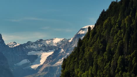 la montaña tödi en los alpes suizos de glarnerland revelada con un disparo de dron