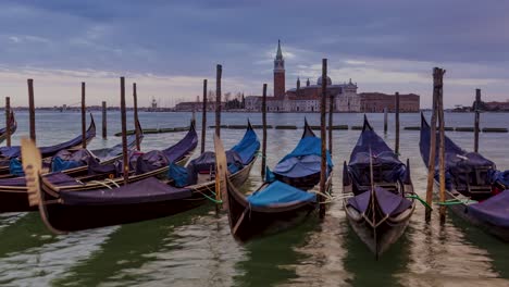 Timelapse-Vista-De-Góndolas-Amarradas-Y-San-Giorgio-Maggiore-En-Venecia,-Italia