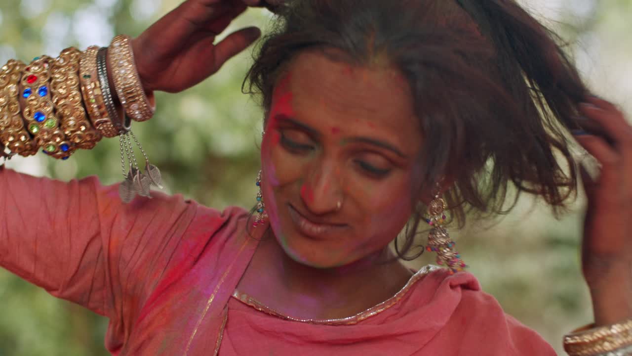 mujeres indias de primer plano de la cara manchada con colores brillantes de holi