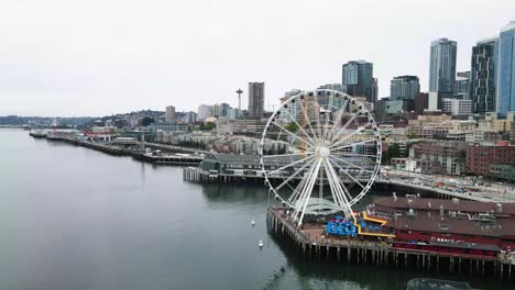 A-drone-fly-by-shot-of-The-Great-ferris-Wheel-in-Seattle-downtown,-Washington,-United-states-of-America