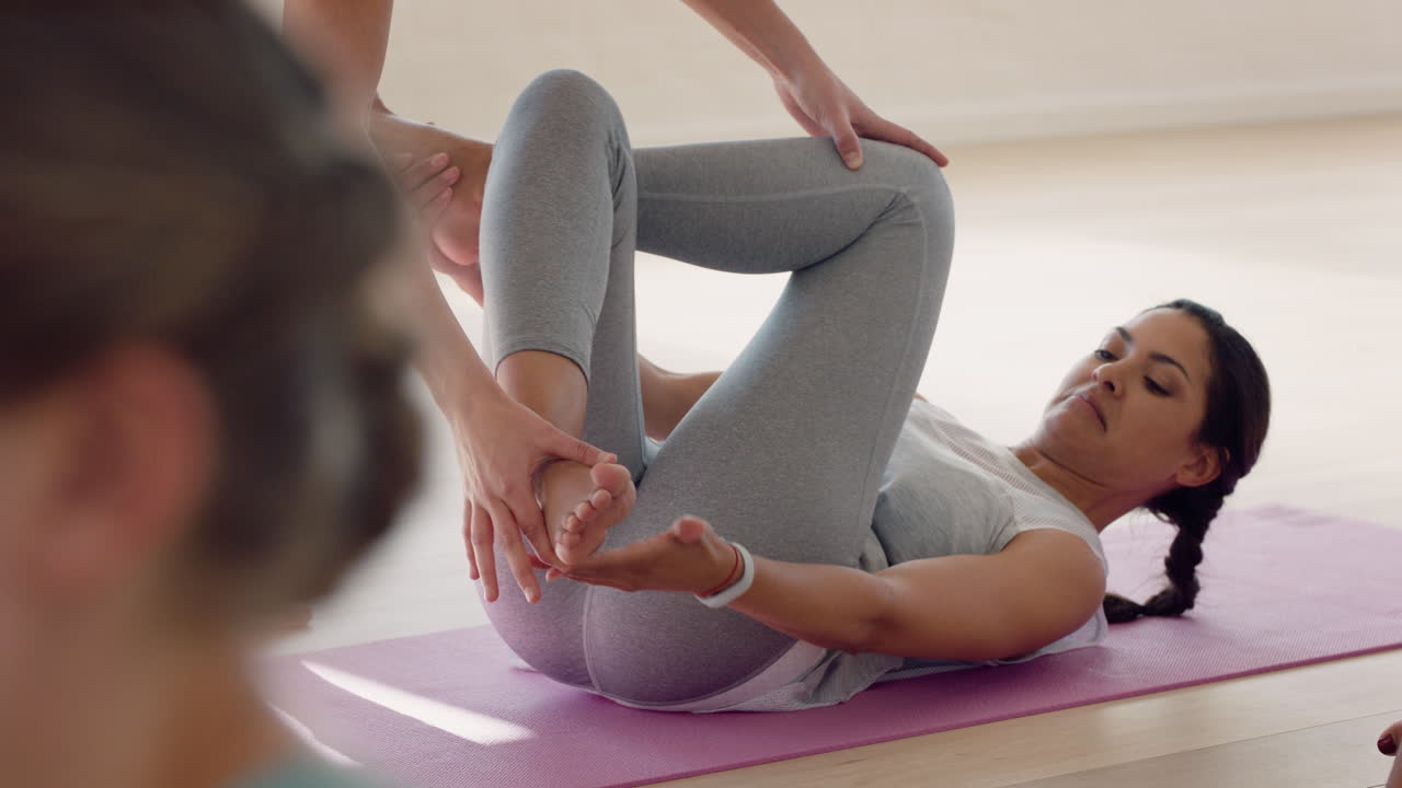 instructor de clase de yoga enseñando poses a una hermosa mujer hispana disfrutando de un estilo de vida saludable aprendiendo en un gimnasio
