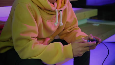 joven jugando a videojuegos