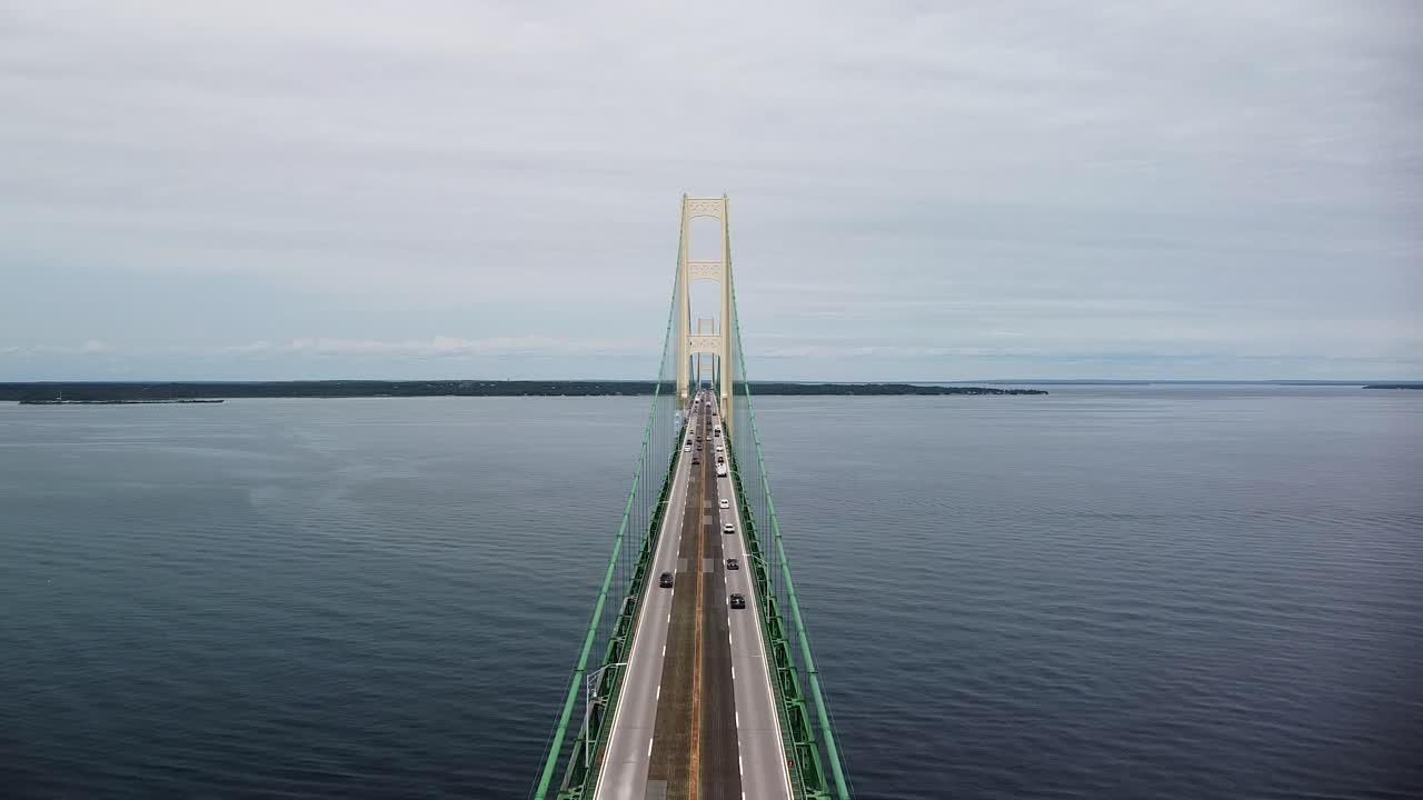 Vista aerea del Ponte Mackinac: volo frontale lungo la strada