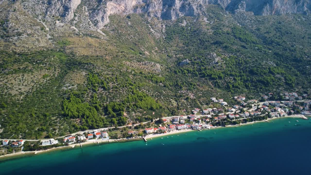 Güney Dalmaçya, Hırvatistan, Makarska Rivierası'nda Manzaralı Doğa, Odar Dağı, Gradac ve Brist Köyü - hava drone çekimi.