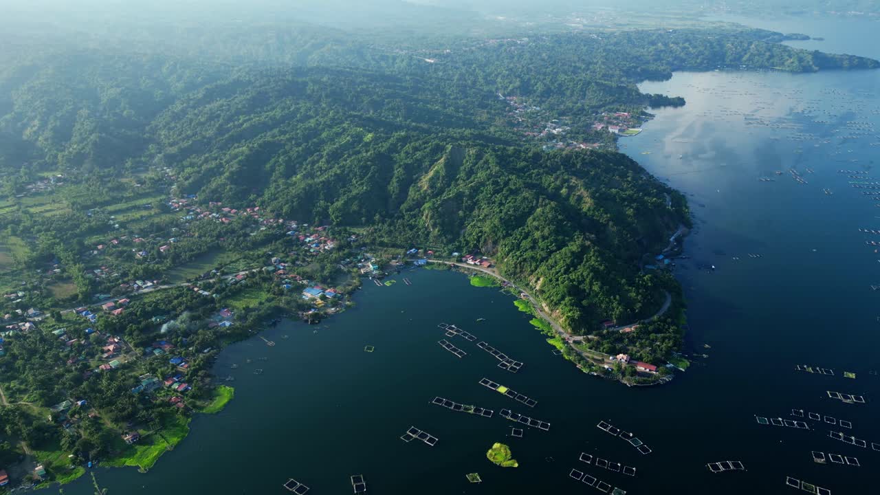 Cảnh quay flycam mượt mà cho thấy những con đường ven đồi và những ngôi nhà nhỏ ở Agoncillo Laurel, Batangas, Philippines, được bao quanh bởi địa hình tươi tốt dưới ánh sáng ban ngày. Tuyệt vời cho du lịch, tham quan và mục đích tài liệu