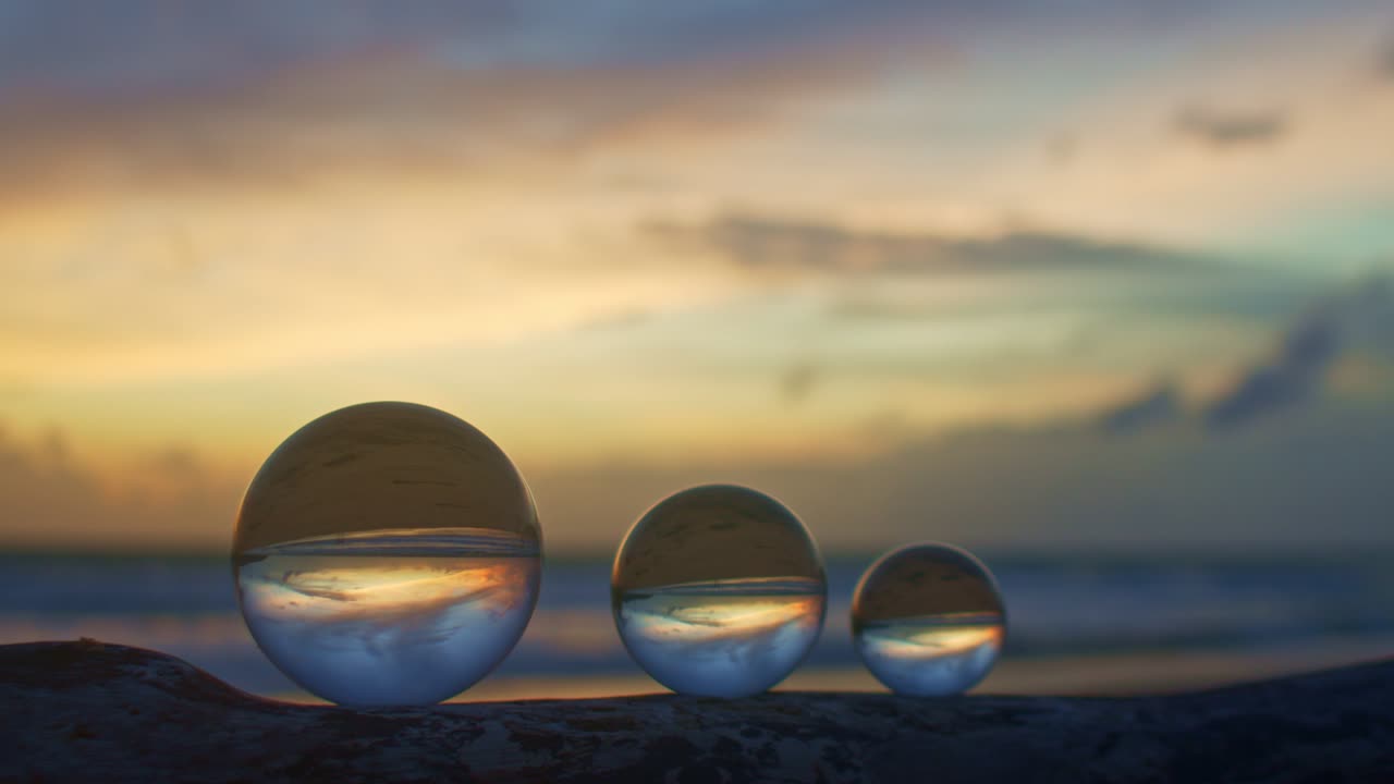 크리스탈 볼에서 해가 지는 아름다운 마법의 하늘 전망.