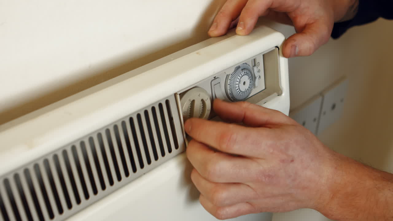 hombre arreglando la calefacción