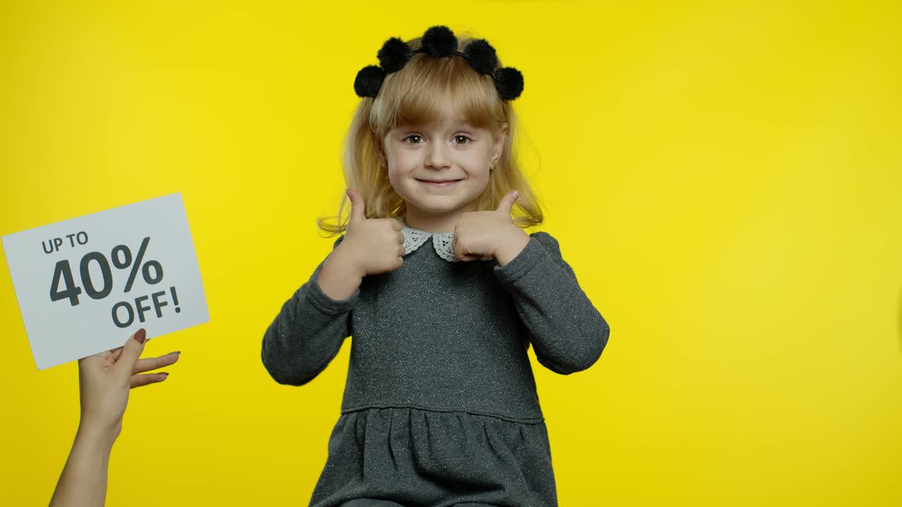 40%까지 할인하는 글자가 미소 짓는 소녀 에 나타납니다.