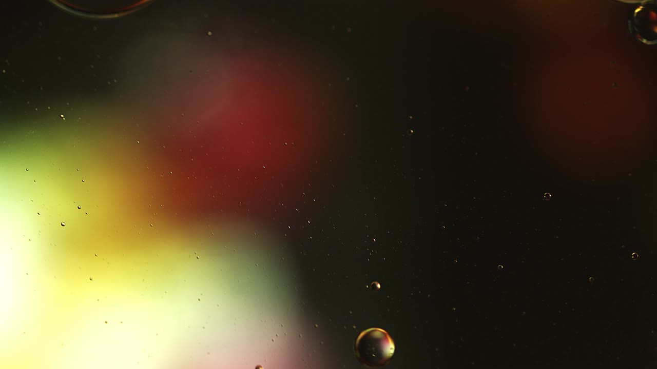 추상적인 다채로운 음식 기름 방울 거품과 구가 흐르고