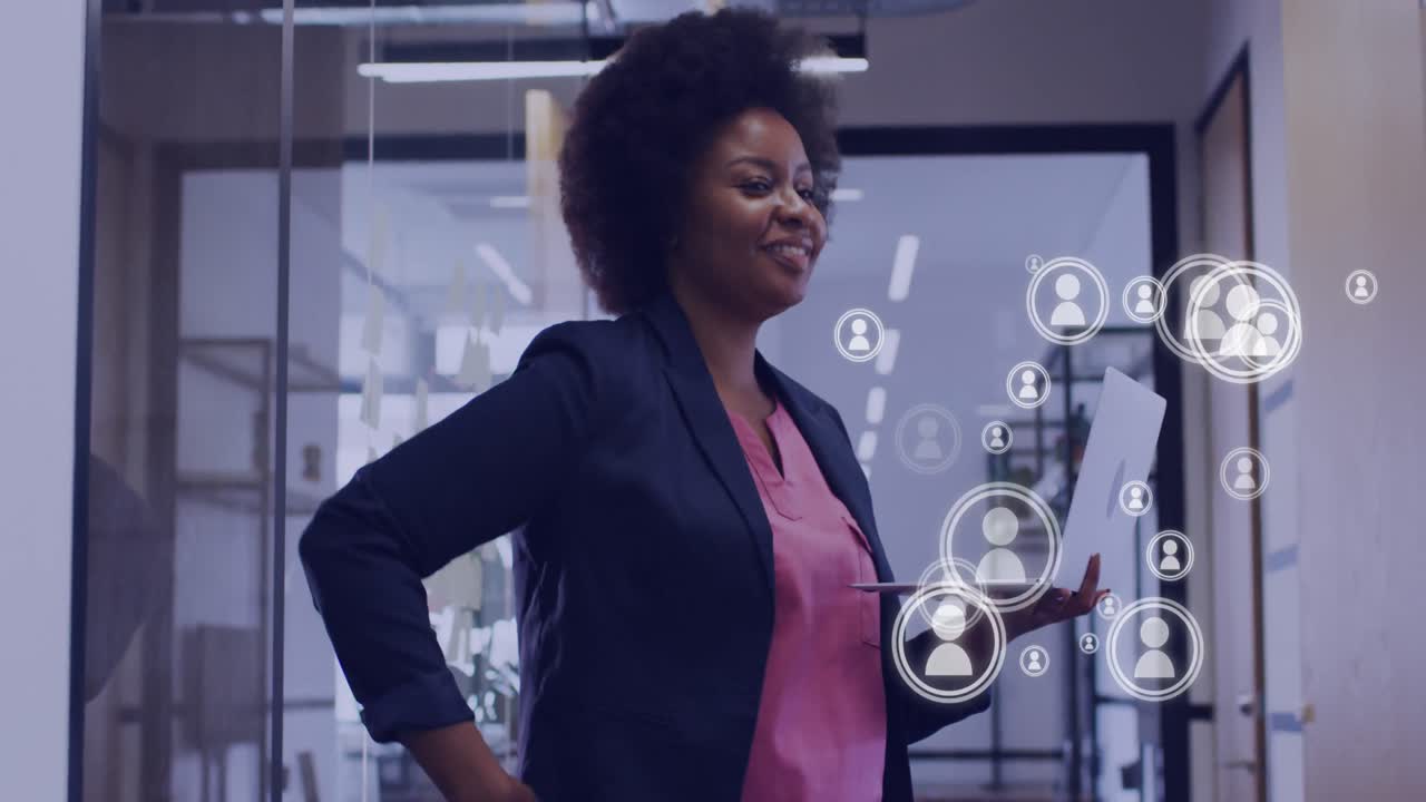 animación de la red de íconos sobre mujer de negocios afroamericana en la oficina