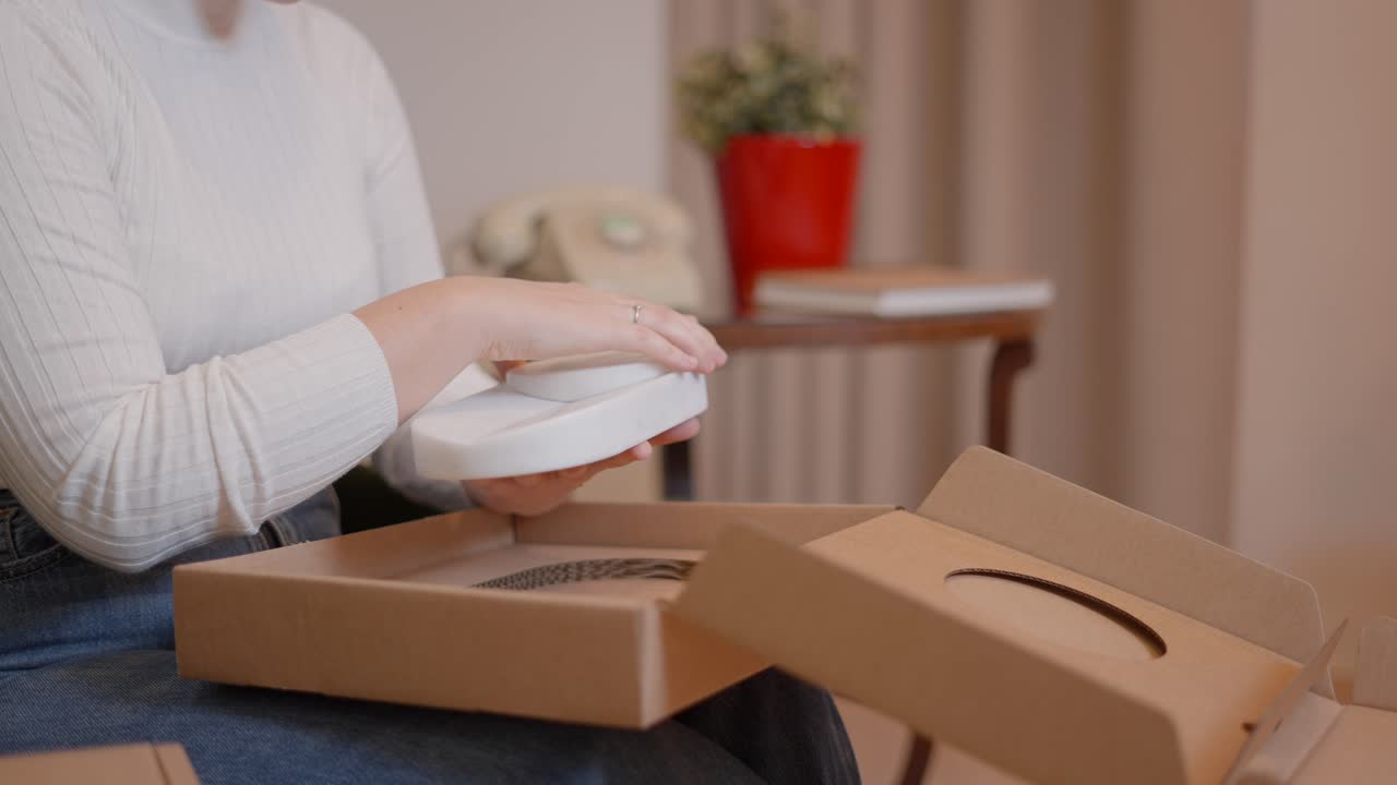 집에서 패키지를 풀고 있는 여자