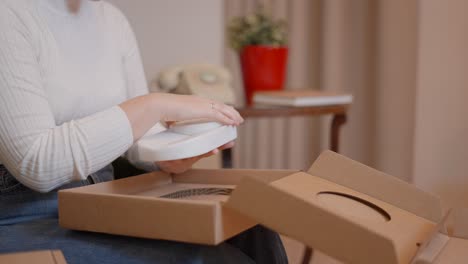 mujer desempaquetando paquetes en casa
