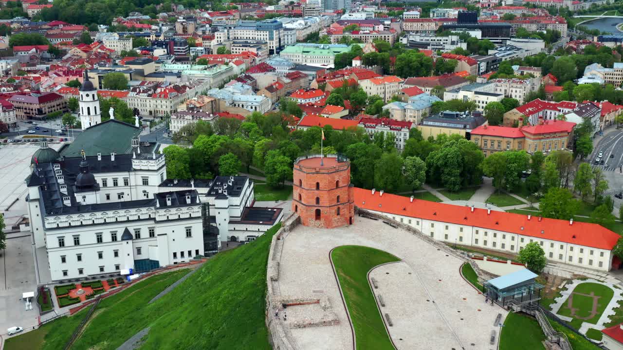 torre del castillo de gediminas en vilnius, capital de lituania - toma aérea de drones