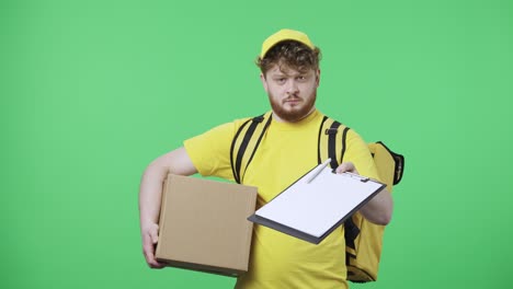 retrato de hombres entregando una carpeta al cliente para que la firme para recibir el paquete. hombre en uniforme de mensajero de entrega amarillo con bolsa térmica posando en pantalla verde. cerca. cámara lenta lista 59,97 fps