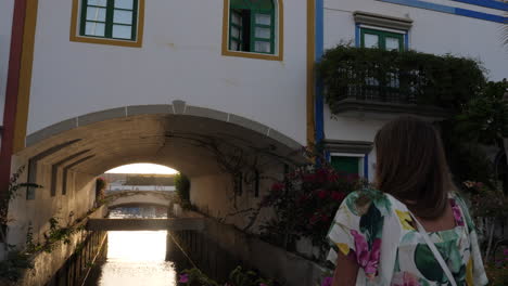 Mujer-Admira-Uno-De-Los-Puentes-Ubicados-En-El-Puerto-De-Mogán-En-La-Isla-De-Gran-Canaria-Y-Durante-La-Puesta-De-Sol