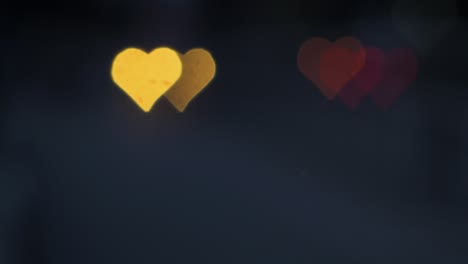 bokeh de hermosos corazones del camión en movimiento y los semáforos en la noche, el día de san valentín, el día de la boda o las redes sociales como concepto de fondo