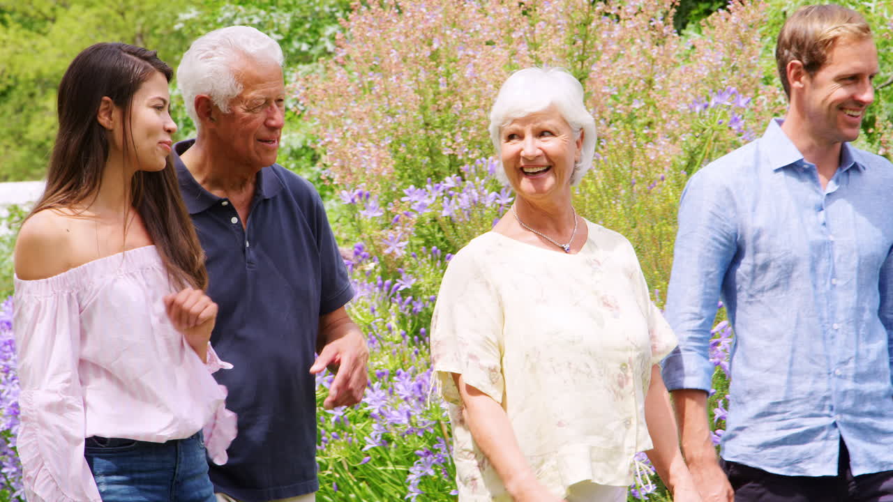 젊은 성인 부부와 부모가 공원에서 고, 추적