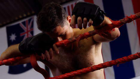 un boxeador cansado de pie en el ring