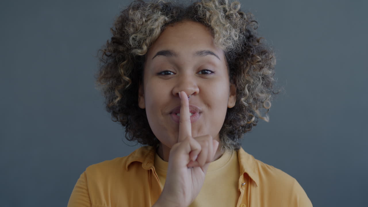 mujer con el dedo en los labios