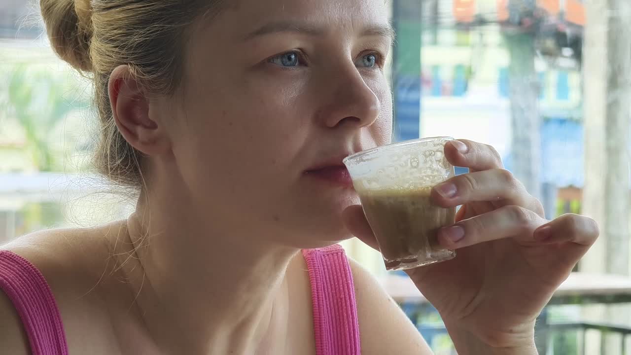 야외 에서 커피 를 마시는 여자