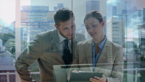 animación del procesamiento de datos financieros sobre diversas personas de negocios