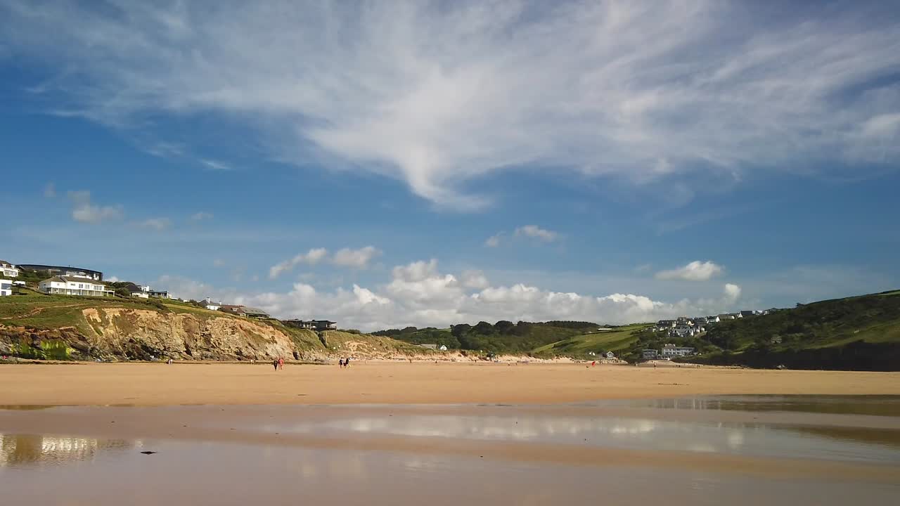mawgan porth beach, cornwall - mirando hacia las dunas y la aldea