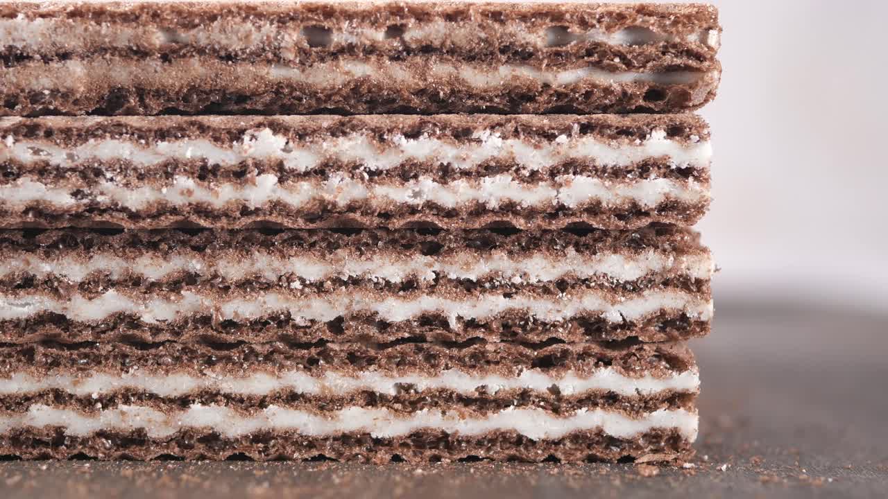 Wafer al cioccolato impilati con ripieno di crema