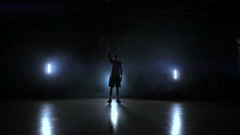 Dribbelnder-Basketballspieler-Im-Dunkeln-Auf-Dem-Basketballplatz-Mit-Hintergrundbeleuchtung-Im-Rauch.-Streetball-In-Zeitlupe